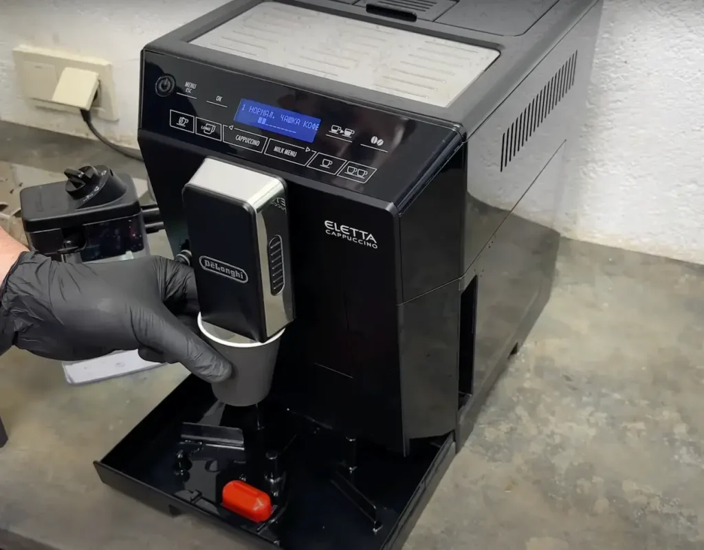 Дренажное отверстие в поддоне кофемашины De'Longhi